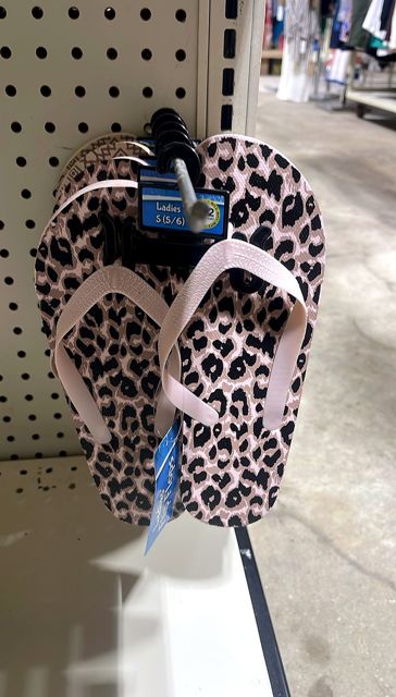 Women's Pale Pink Leopard Print Flipflops Size Small