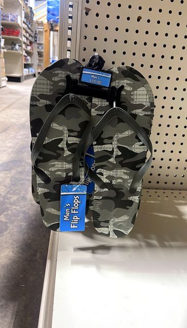 Men's Green Camouflage Flipflops Size Large