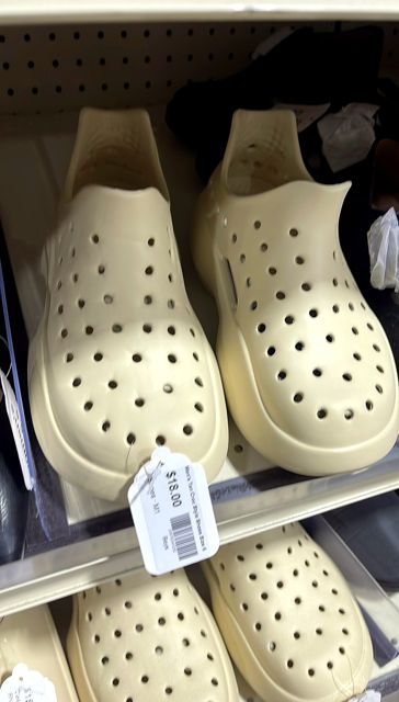 Men's Tan Croc Style Shoes Size 6