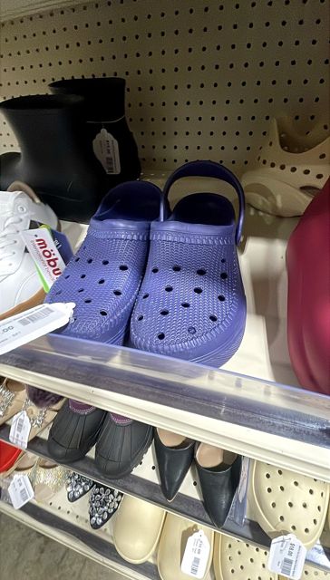 Men's Blue Croc Style Clogs Size 6