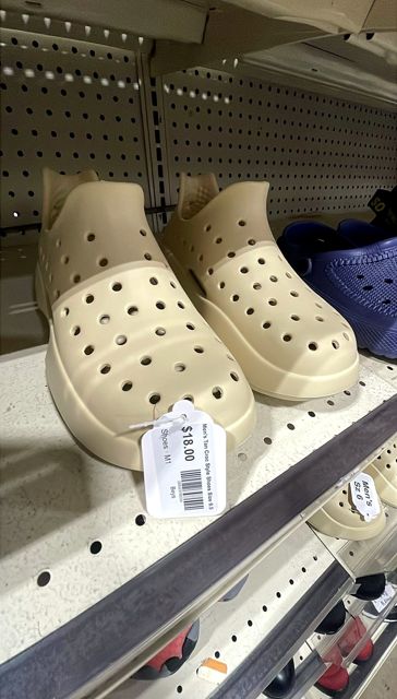 Men's Tan Croc Style Shoes Size 9.5