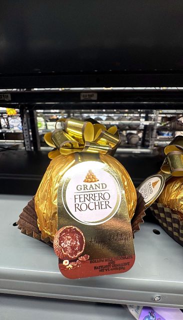 Ferrero Rocher Grand Christmas Candy Milk Chocolate and Hazelnut Gift - 4.4oz