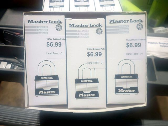 Master Lock 1KALJ Outdoor Padlock with Key  1 Pack